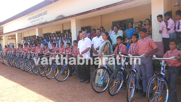 ಮೂಡುಬಿದಿರೆ : ವಿದ್ಯಾರ್ಥಿಗಳಿಗೆ ಸೈಕಲ್ ವಿತರಣೆ